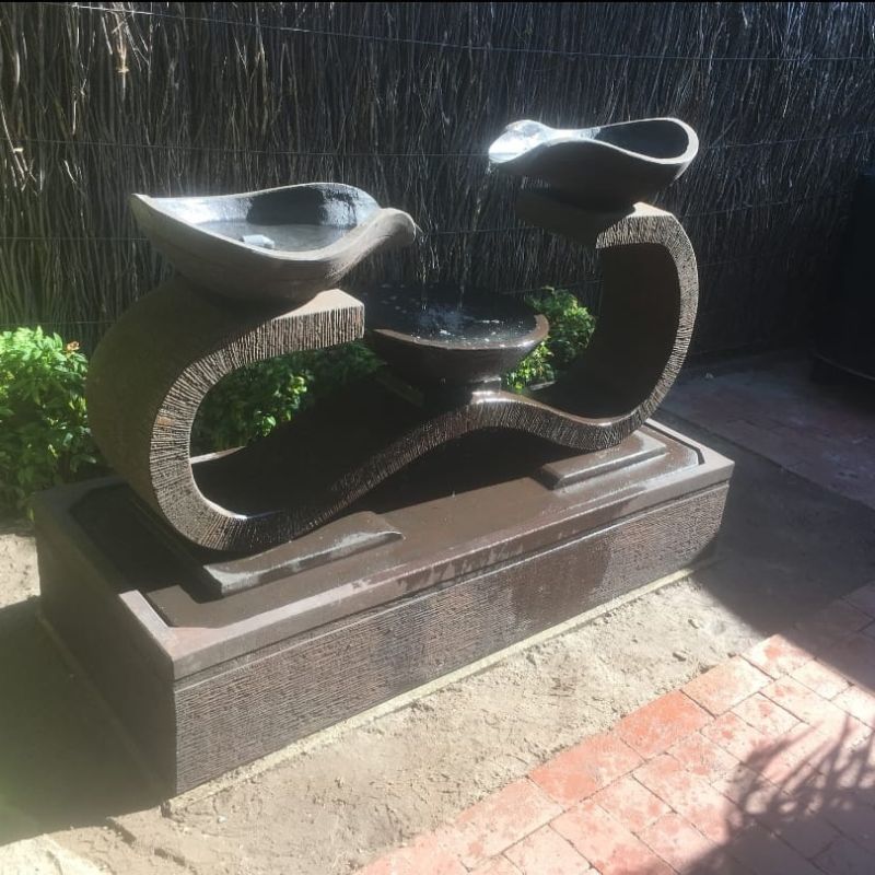 Infinity Fountain Large Rust Lifestyle angle