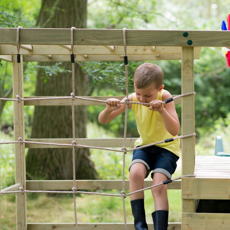 Wooden Climbing Cub kid playing on the Rope